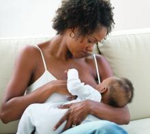 Brestfeeding black woman